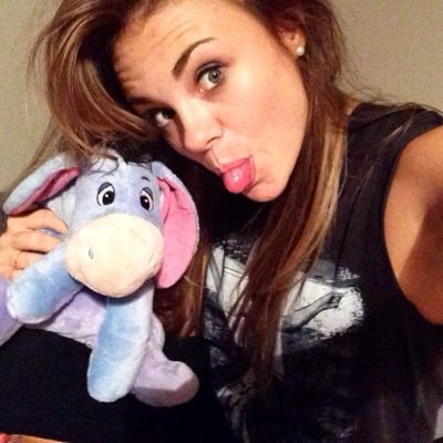 JE FOLLOW BACK sauf les comptes fakes #teamAnais #TeamClara et #TeamSara