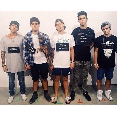imagining texts from the janoskians :) ❤️