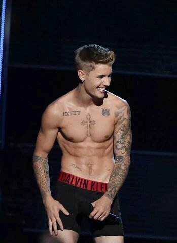 il mio idolo è Justin Bieber, ha un sorriso stupendo e degli occhi bellissimi, per non parlare della voce e delle sue canzoni. Insomma sono una belieber ♥♡