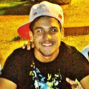 Não sei porque você se foi, Quantas saudades vou senti, E de tristezas vou viver, E aquele adeus não pude dar...E eu! Gostava tanto de você...