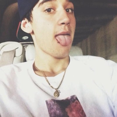 follow @forlukescurls please :)