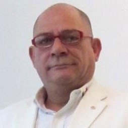 Presidente de la Asociación Pro Cultura de Mezcal, investiga, estudia y difunde la cultura del Mezcal.