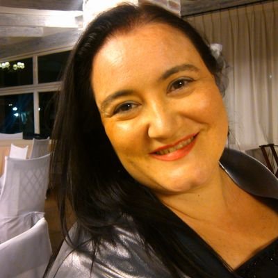 Amo mi familia, los libros, los viajes y el buen vino, aprendiz de cocinillas a tiempo parcial... soňadora siempre!!! La vida es sueño...no pierdas el tuyo!!!