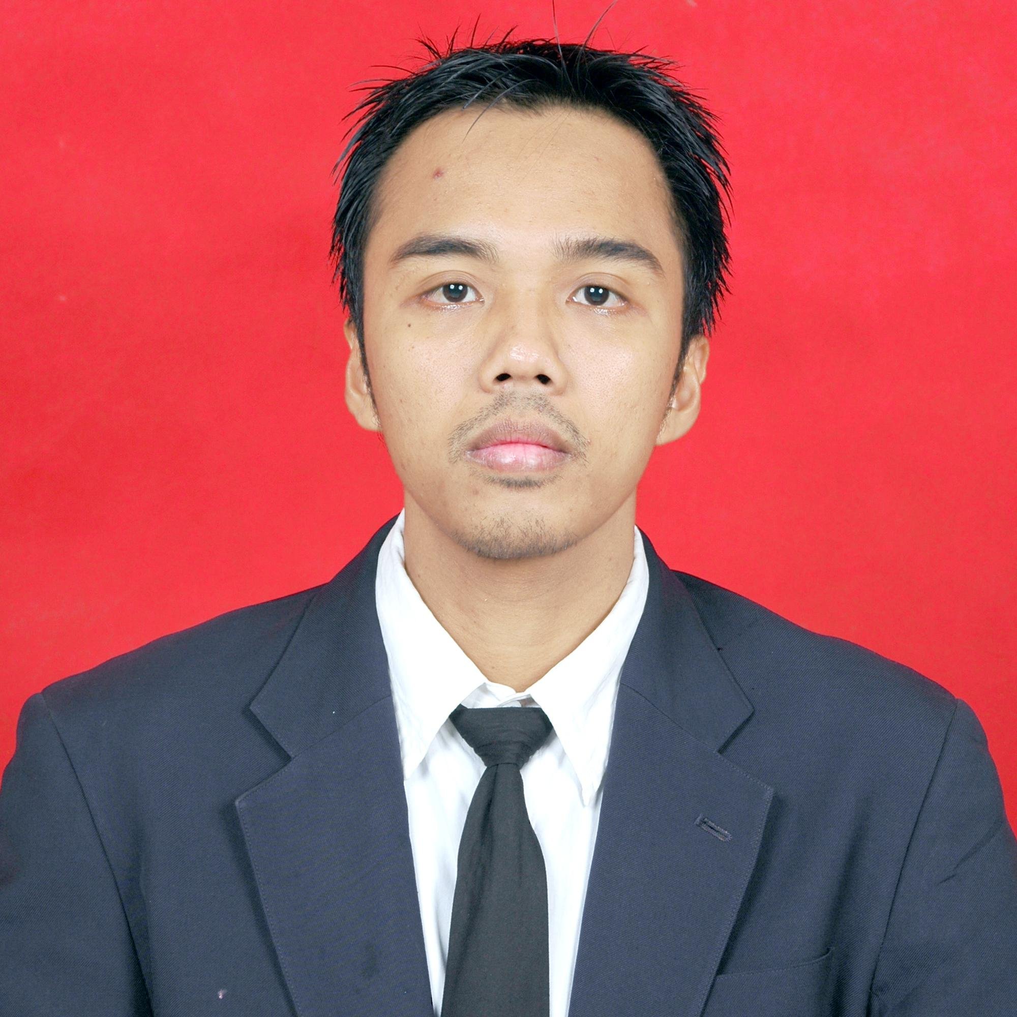 owner bisnis, penyuka bola untuk klub inter milan dan manchester united, hobi main bulutangkis dan bermain musik