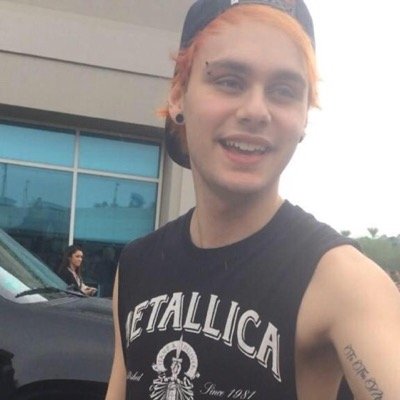 ♡ free follow from @ughcalumshood ♡