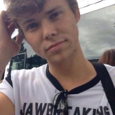 ILY!! free follow!!! give me a favor and follow @STOCKHOLM_SICK i follow back!!