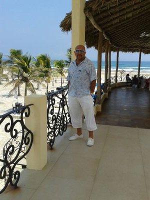 Sociable, amiguero, fiestero, lector asiduo, bailador, buen amigo y algo de loco! Me gusta ser diferente!
