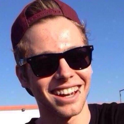 FOLLOW @lukesnandosSOS BECAUSE SHE GAVE YOU THIS FREE FOLLOW!!:)
