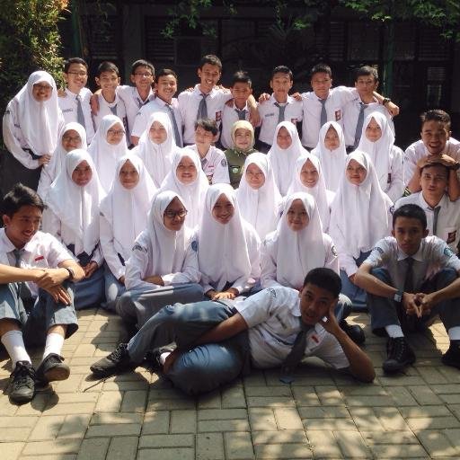 BARISAN SEPULUH MIPA 8. tolong jangan tanya kenapa ada barneynya, kitapun masih bingung // Bu Irnaningtyas is in our hearts