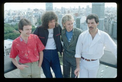 Viviendo de mis sueños, viviendo en mí misma~ soy otra Great Pretender; I'm a dreamer, but I'm not the only one~