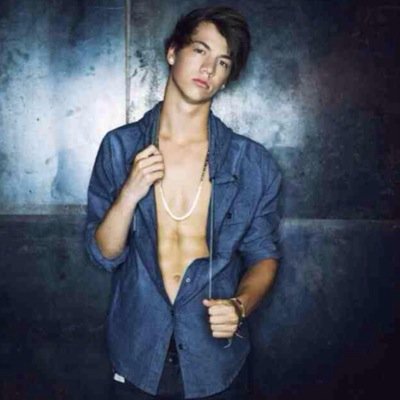 Free follow from @HiiCash follow her! and if your 0/12 she'll help you with a Jacob and Nash follow! ask for a fb