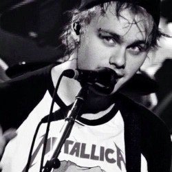 trying to get a follow from @Michael5SOS