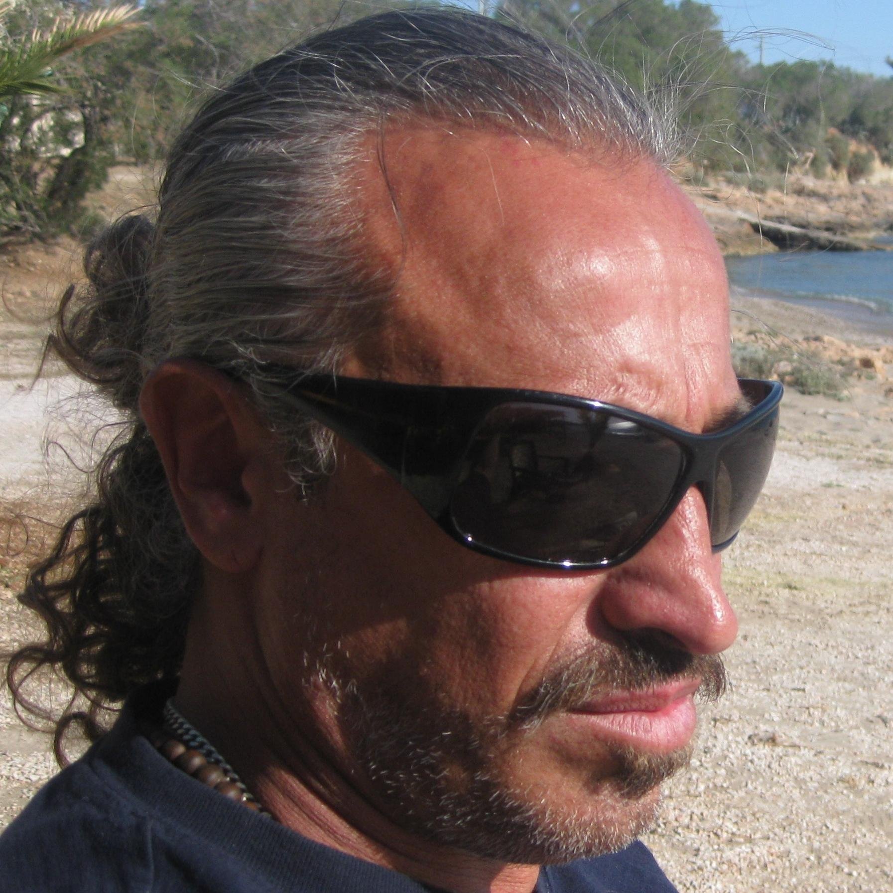 CosmObserver's profile picture. Sociopedagogue, fighter - Meet the world with a critical consciousness and a humane heart. I face necessary battles straight on, and follow my conscience