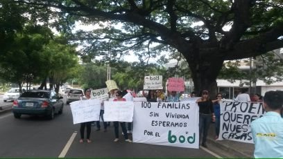 100 familias espera desde el 2008. MinVivienda intervino la obra, dio potestad al Banco Bod para q contrate una empresa. aún seguimos esperando