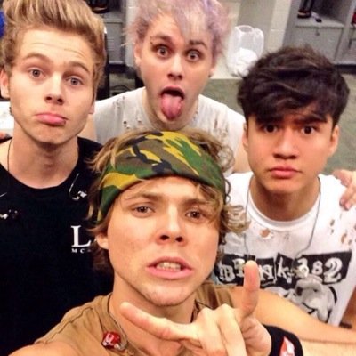 follow @xfivesoscalum :) free follow x FIVE SECONDS OF SUMMER | ONE DIRECTION x 0/4 | 0/5 please