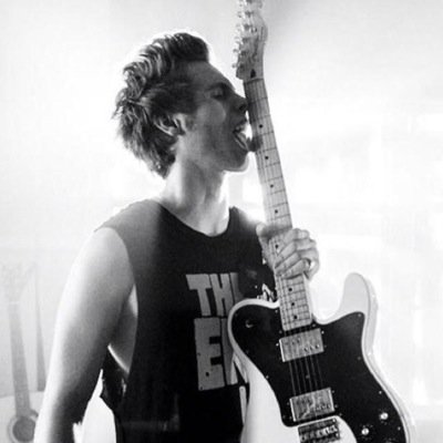 PLEASE FOLLOW @fivesosjustin AND RETWEET THE LINK :)