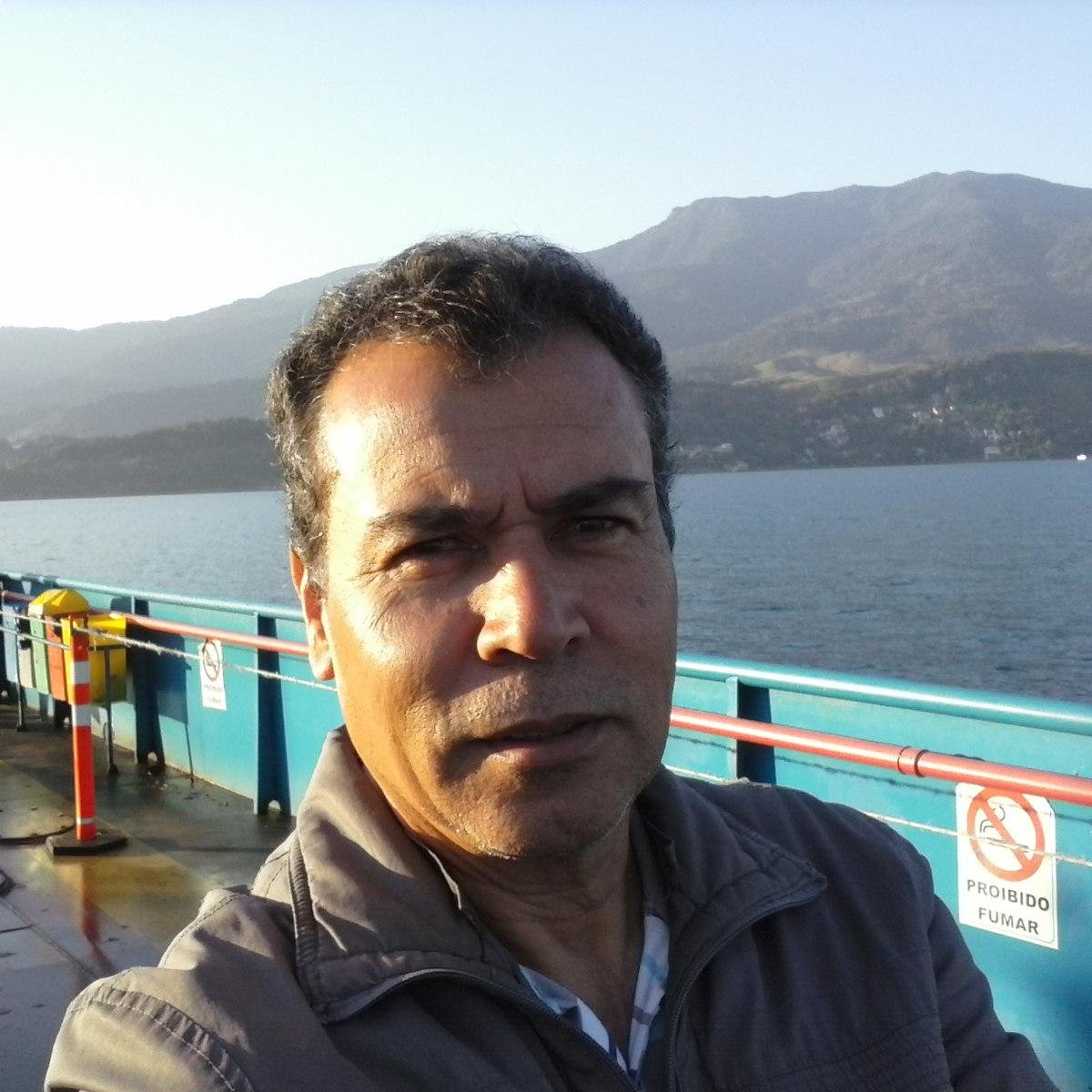 Sou um cara tranquilo, sem luxo, simples, gosto de pessoas sinceras, honestas e curto a vida sem stres...!!