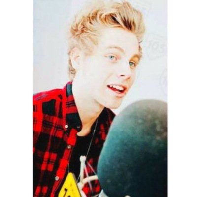 hiiii ily could you please follow @pelicanluke i am pretty rad if you want , message me bc we can be friends ok ily