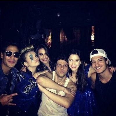 Se você sorrir, eu sorrio também. Se você chorar, eu choro também. Isso não é idolatria, é simplesmente amor... Por 6 pessoas lindas s2