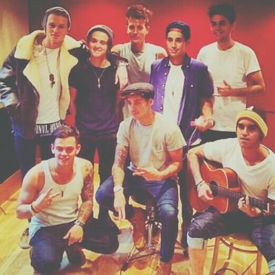 This is a free follow please follow @3secondsofvamps