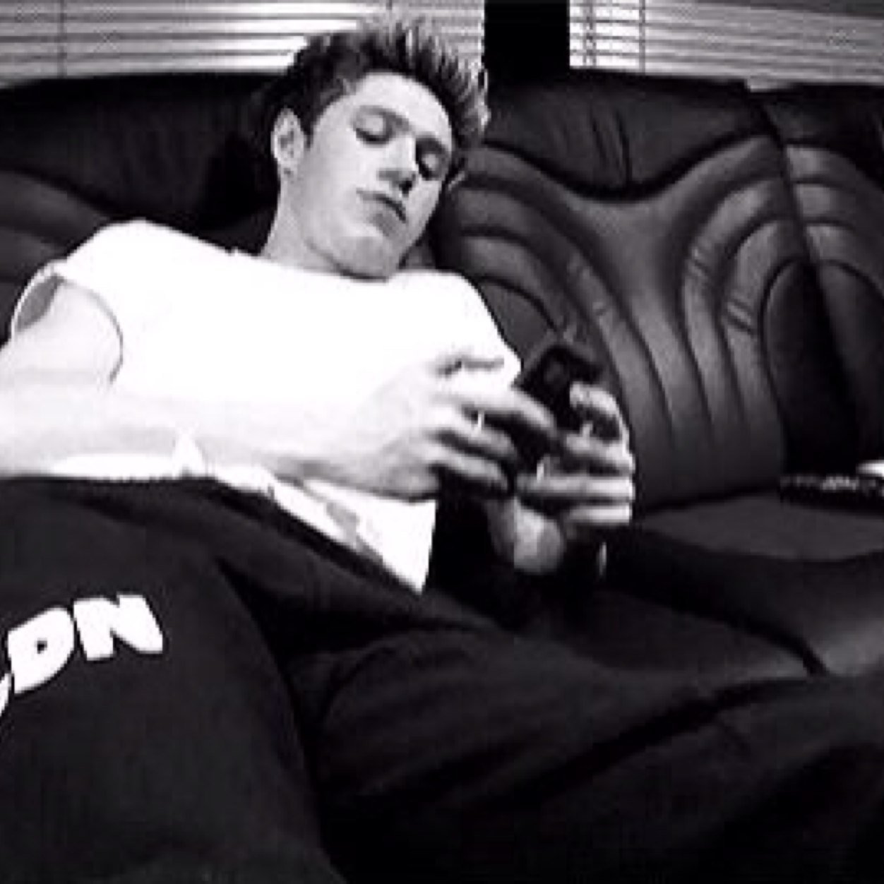 Please follow @1DShuffle because she gave you this free follow. Ily hun x