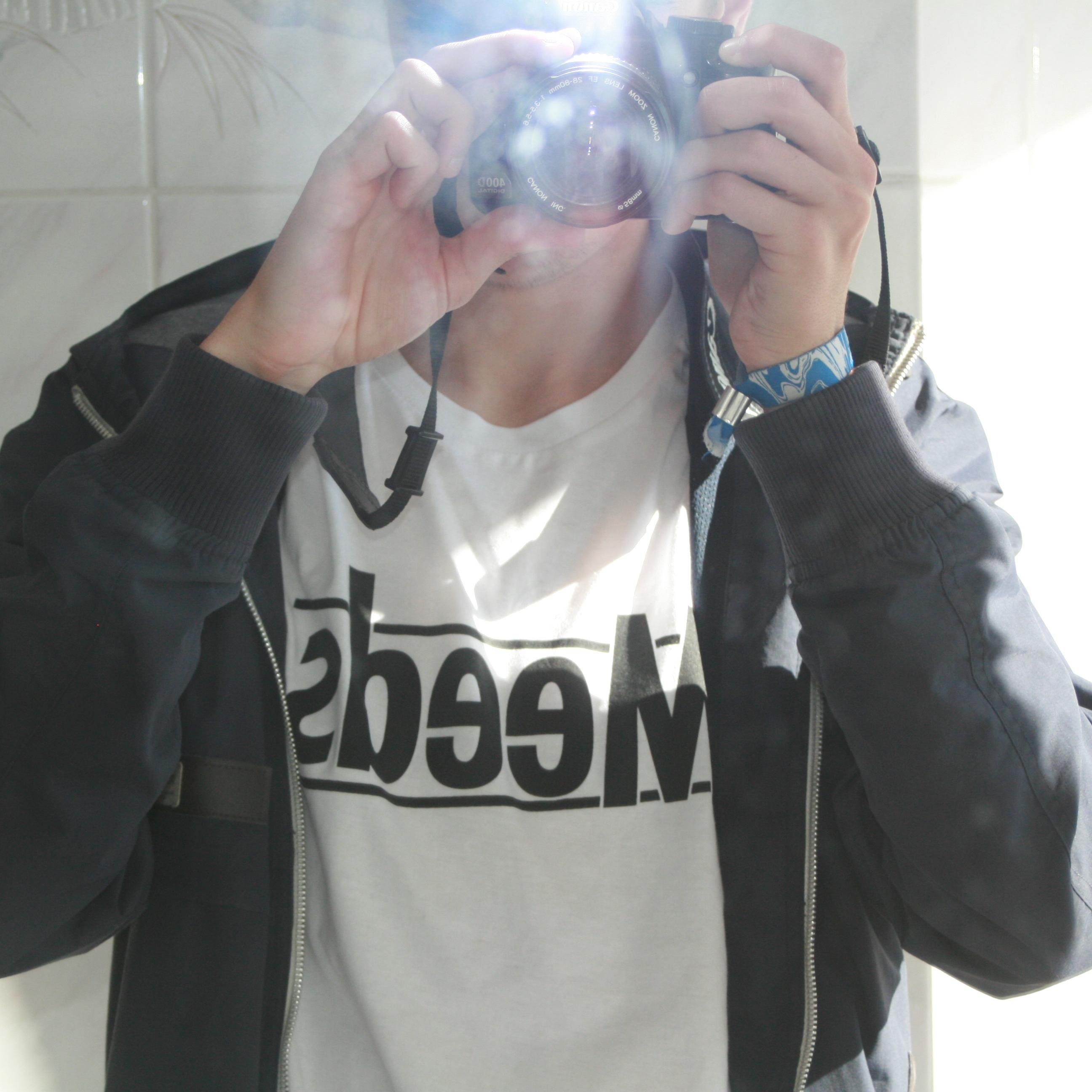 We are Meeds Clothing Line based in France