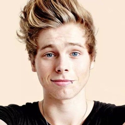 Please follow @Aude5SOS she follows back and RT her drawing of Luke: https://t.co/Uis1jqBLSu ❤️