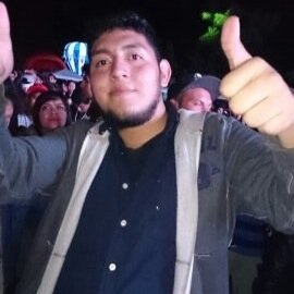 Un chico feliz que disfruta de la buena música