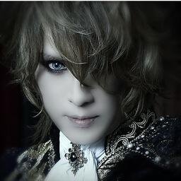 私は日本語を勉強してるスペイン人女の子です。 そして、 ♥ しょうらいに私は日本に働きたいです。 よろしくお願います。 https://t.co/6qHYSxynJN