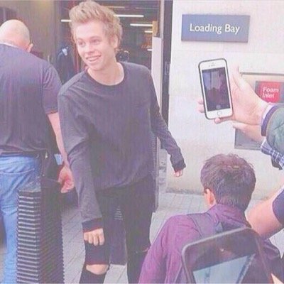 || hia i was @ashleylilasz but i got hacked ☹ ||
Luke Hemmings got me fucked uppp ⇧