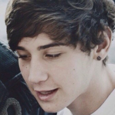 Please follow @GIGGLYJAI ! RT the first 6 tweets for a dm to 5/5 of the janoskians and calum!:)
