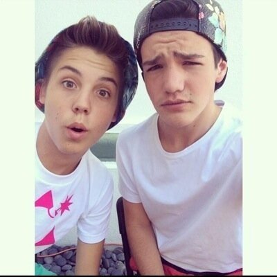 go follow @espinosawhugs because she gave you this free follow please :)❤️