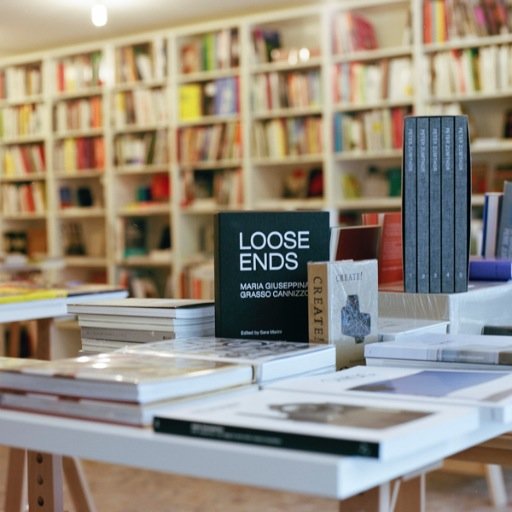 Librairie centrée sur l'architecture, l'urbanisme et le paysage / objets / galerie de photographies, dessins et art.
47, rue Notre-Dame de Nazareth Paris 3