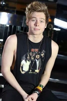 Luke Hemmings Harry Styles Louis Tomlinson 5so and 1D fangirl i LOVE my brother calum hood