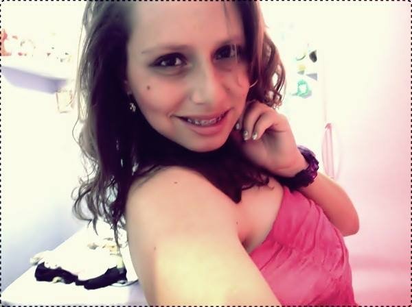 Sou uma garota muito legal,divertida,brincalhona,estudiosa. Amo TVD, adoro dançar...