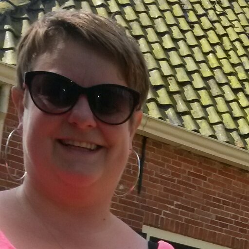 Getrouwd met Wouter. Moeder van Marit en Tessa. Werkt bij bakkerij van Esch
