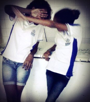 `Ah flor mais bela , eeh a que nasce com mas espinhos ...