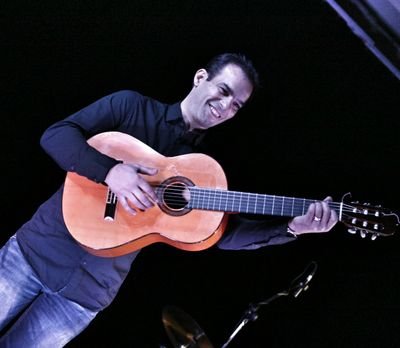 Gipsy Luna est un groupe Gipsy dont le rythme des guitares et pércussions vous entraine dans une musique latino aux influences Flamenco, Rumba et Salsa