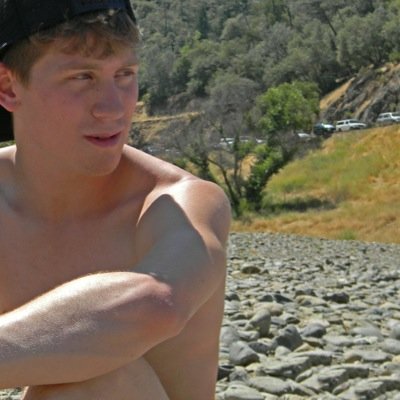Im 16 years old, i do cross fit and love to help others. I attend linclon high school and asspier to become a welder.