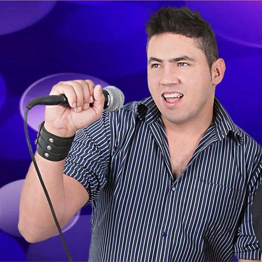 Cantor na Dupla Marcos e Henrik. Contatos para Shows (64) 99659758.