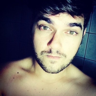 Ninguém tem o direito de me julgar a não ser eu mesmo. Eu me pertenço e de mim faço o que bem entender.
Raul Seixas