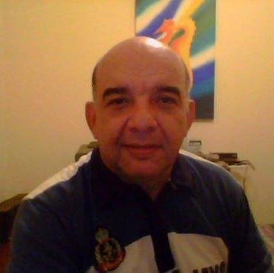 Sou um cara legal honesto sincero divertido simpatico querendo viver a vida sempre feliz.