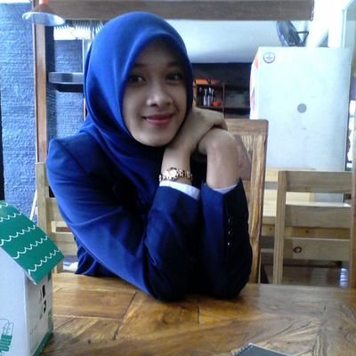 bahagiakan dan banggakan orang tua dengan sekecil apapun hal yang bisa kita lakukan