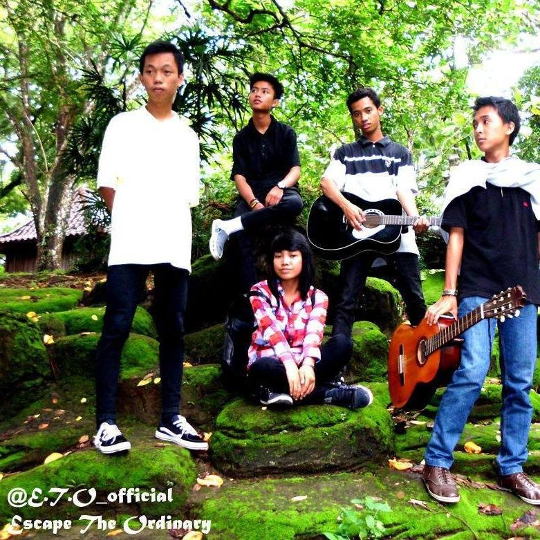 Official Account Escape The Ordinary Band. Personil Rama(vokal), puput(bass), Erik(drum), Eko(gitar) dan Omik(gitar)