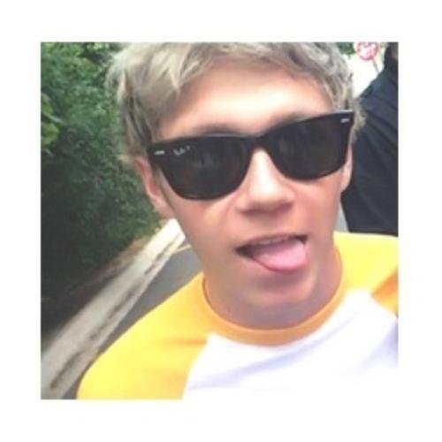 This is a freefollow , stay cute. Pls follow my personal acc @NJHISMYSUNSHINE not this acc.