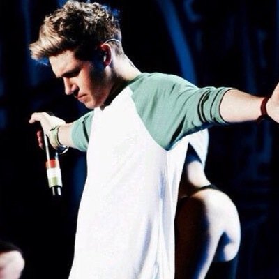 follow @xiadoreniallx and ask for a follow back :)
