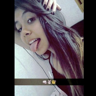 Essa mina é o crime, olhar sublime, ela quer que eu rime, modelo de vitrine..
