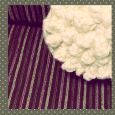 毛糸の温かさを感じていただけるような小物を製作し販売しております。最近は刺繍入りのポーチも製作し始めました。