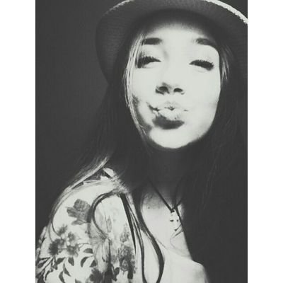 Venezolana.Estudiante de comercio internacional.