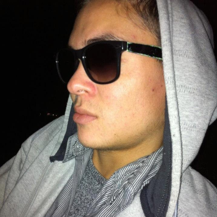 olaaa me llamo sebastian tengo 22 años y mi vida es fantastica jajaja soy estudiante de sonido y pronto sere el mejor sonidista :D